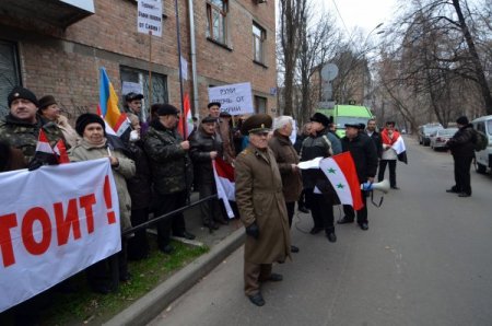 Komünistler, Türkiye'nin Kiev Büyükelçiliği önünde Esed'e destek eylemi yaptı