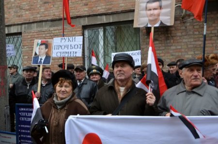 Komünistler, Türkiye'nin Kiev Büyükelçiliği önünde Esed'e destek eylemi yaptı