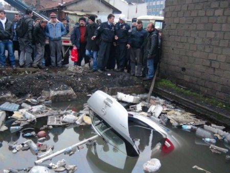 Kömür Havuzuna Uçan Otomobilin Sürücüsü Son Anda Kurtarıldı