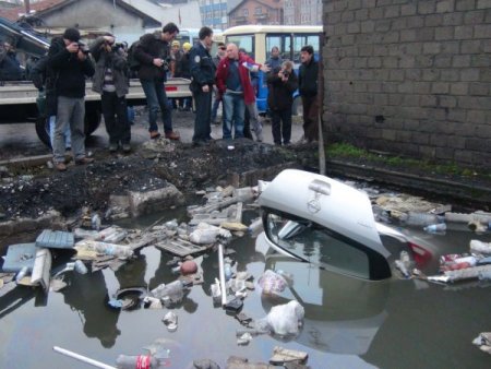Kömür Havuzuna Uçan Otomobilin Sürücüsü Son Anda Kurtarıldı