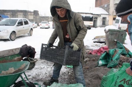Kömür karasından aile bütçesine fayda sağlıyorlar