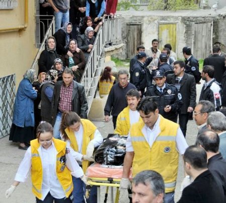 Kömür Sobasından Sızan Gazdan Zehirlenen 2 Kişi Hayatını Kaybetti
