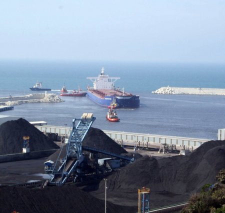 Kömür yüklü gemi karaya oturdu