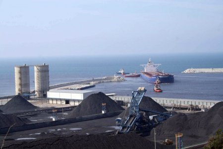 Kömür yüklü gemi karaya oturdu