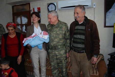 Komutan, şehit çocuğuna altın taktı