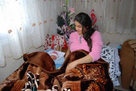 Komutan, şehit çocuğuna altın taktı