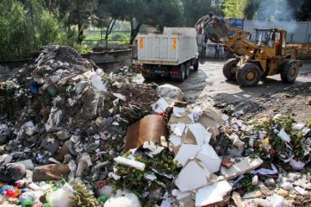 Konak Belediyesi Sokaklara Koyulan Moloz Ve Eski Eşyaları Alacak