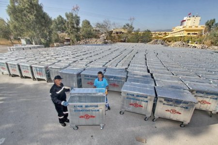 Konak Belediyesi'nin yeni çöp konteynerleri sokaklarda