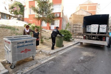 Konak Belediyesi'nin yeni çöp konteynerleri sokaklarda