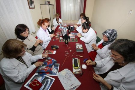 Konaklı kadınlar Osmanlı takılarını öğreniyor
