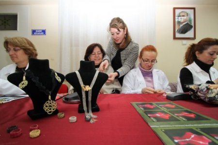 Konaklı kadınlar Osmanlı takılarını öğreniyor