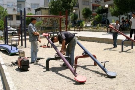 Konak'ta Parklar Acil Ekiple Onarılıyor