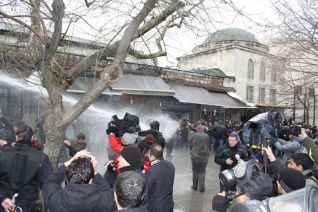 Konferansı basmak isteyen öğrencilere polis müdahalesi