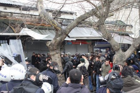 Konferansı basmak isteyen öğrencilere polis müdahalesi