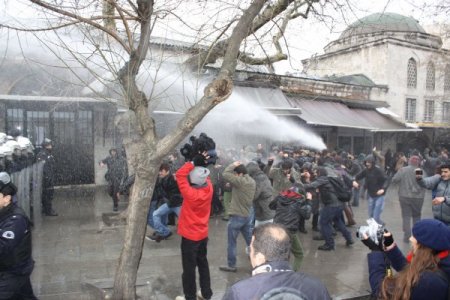 Konferansı basmak isteyen öğrencilere polis müdahalesi