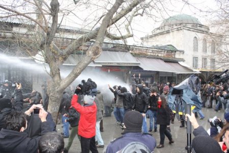 Konferansı basmak isteyen öğrencilere polis müdahalesi