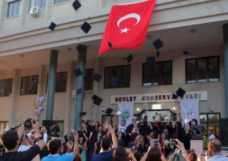 Konservatuvar mezunları müzik eşliğinde uğurlandı