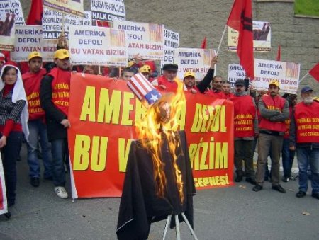 Konsolosluk Önünde Temsili Amerika Kuklasını Yaktılar
