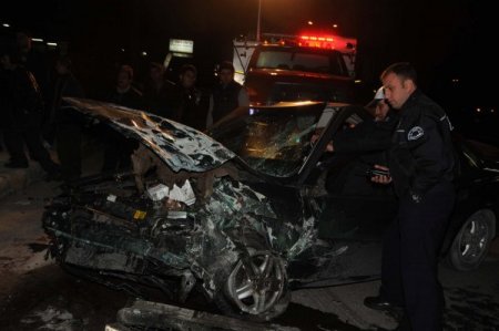 Kontrolden Çıkan Araç Karşı Şeritten Gelen Araca Çarptı: 1 Ölü 1 Yaralı