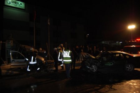 Kontrolden Çıkan Araç Karşı Şeritten Gelen Araca Çarptı: 1 Ölü 1 Yaralı