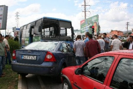 Kontrolden Çıkan Belediye Otobüsü Caddeyi Savaş Alanına Çevirdi