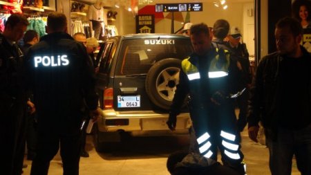 Kontrolden çıkan cip mağazaya daldı
