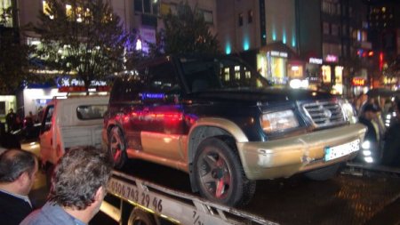 Kontrolden çıkan cip mağazaya daldı