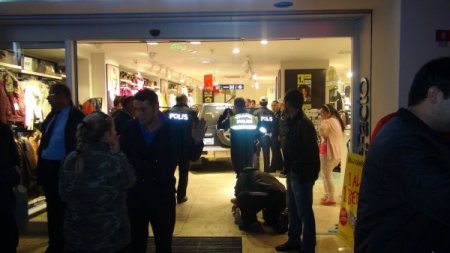 Kontrolden çıkan cip mağazaya daldı