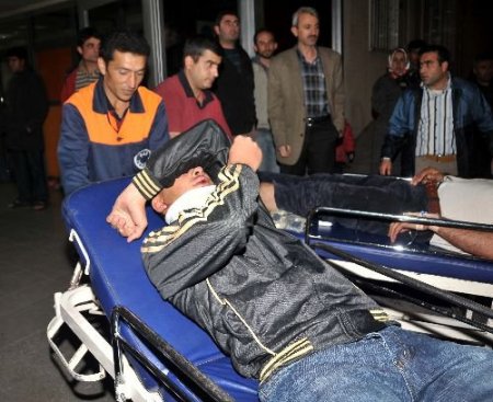 Kontrolden Çıkan Otobüs Mıcır Yığınına Çarparak Durabildi: 30 Yaralı