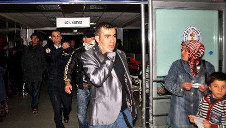 Kontrolden Çıkan Otobüs Mıcır Yığınına Çarparak Durabildi: 30 Yaralı