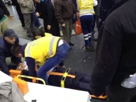 Kontrolden çıkan otomobil, metrobüs yolcularına çarptı: 2 yaralı