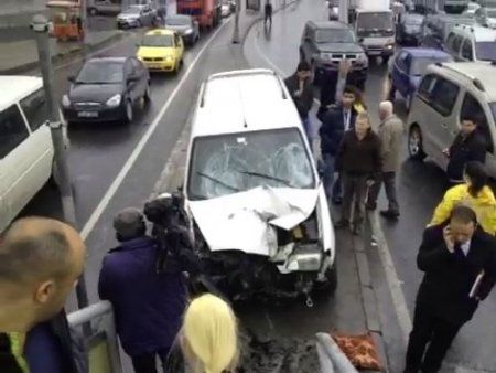 Kontrolden çıkan otomobil, metrobüs yolcularına çarptı: 2 yaralı