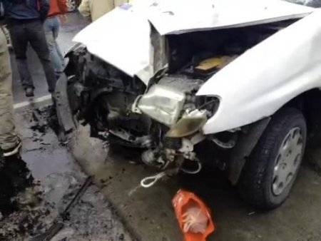 Kontrolden çıkan otomobil, metrobüs yolcularına çarptı: 2 yaralı