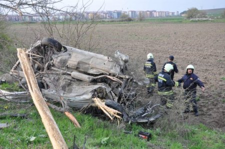 Kontrolden Çıkan Otomobil Ağaçları Kökünden Söktü