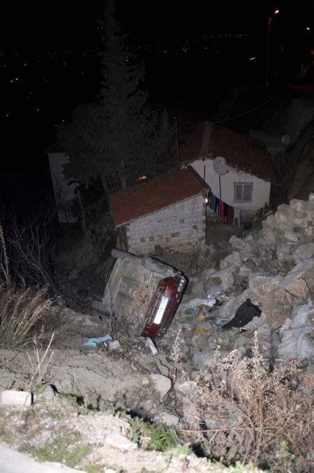 Kontrolden Çıkan Otomobil Şarampole Uçtu