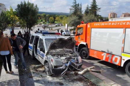 Kontrolünü kaybeden polis aracı, iki ağacı devirdikten sonra durabildi