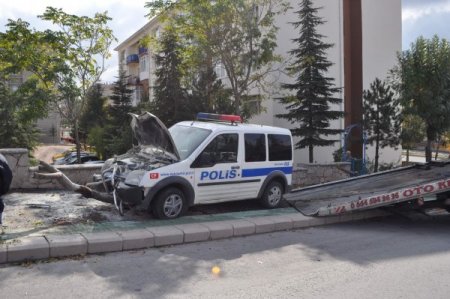 Kontrolünü kaybeden polis aracı, iki ağacı devirdikten sonra durabildi