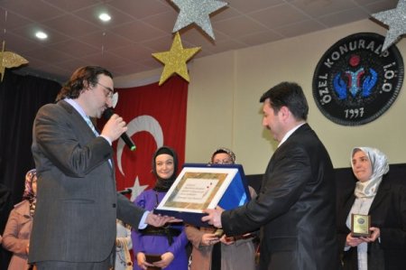 Konuralp Koleji En Çok Fidan Diken Ve Kitap Okuyan Aileleri Ödüllendirdi