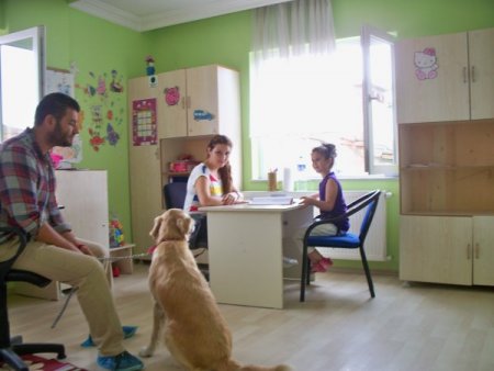 Konuşma güçlüğüne hayvan destekli terapi