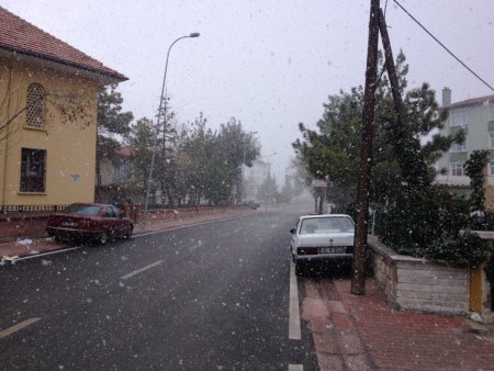Konya baharda kıştan kalma karlı bir güne uyandı