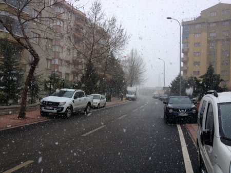 Konya baharda kıştan kalma karlı bir güne uyandı