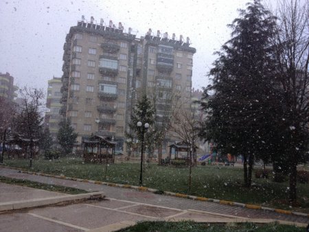 Konya baharda kıştan kalma karlı bir güne uyandı