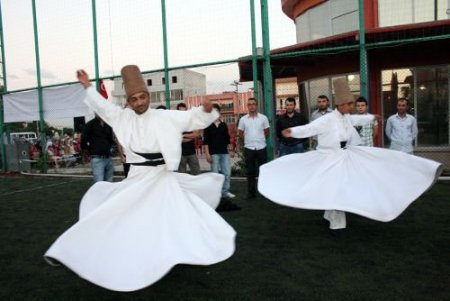 Konya Gezisinden Etkilenen Öğrenciler, Komşularına Halı Sahada Sema Gösterisi Sundu