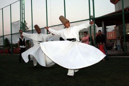 Konya Gezisinden Etkilenen Öğrenciler, Komşularına Halı Sahada Sema Gösterisi Sundu