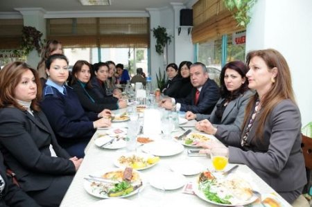 Konyaaltı Belediyesi'nden Kadın Personele Yemekli Kutlama