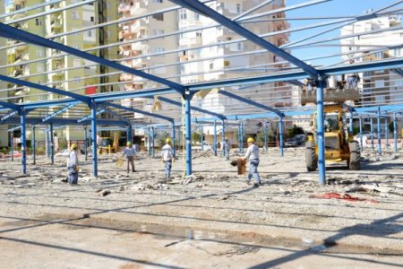 Konyaaltı'nda kapalı pazar yerinde yıkım başladı