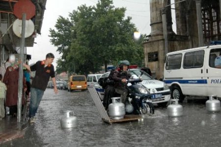 Konya'da Etkili Sağanak Yağmur Hayatı Felç Etti