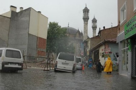 Konya'da Etkili Sağanak Yağmur Hayatı Felç Etti