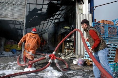 Konya'da Korkutan Yangın: Yalıtım Malzemesi Satan İş Yeri Küle Döndü
