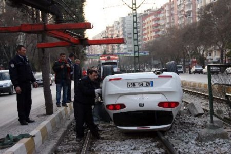 Konya'da Otomobil Tramvay Hattına Girdi: 3 Yaralı